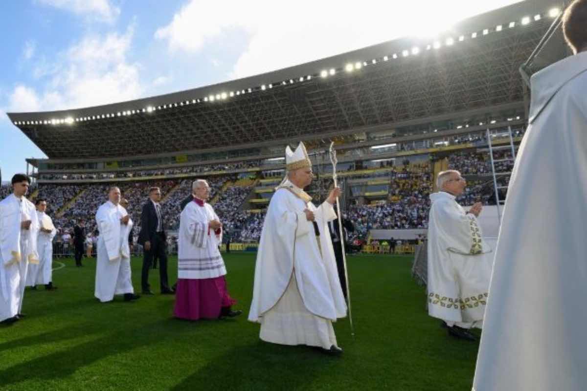 Anche Papa Leone XIV inquadra i propri viaggi apostolici nella promozione della pace, guidando la Chiesa come mediatrice internazionale