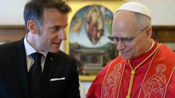 Il presidente francese voleva accompagnare il Papa nella cattedrale restaurata prima dei Vespri del 25 settembre, ma la Segreteria di Stato ha risposto no.