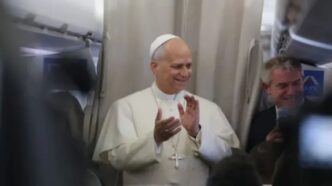 Il viaggio apostolico non è turismo né spettacolo mediatico, ma un mandato petrino: il Papa evangelizza, conferma nella fede e incontra i fedeli.