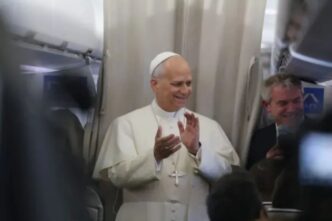 Il viaggio apostolico non è turismo né spettacolo mediatico, ma un mandato petrino: il Papa evangelizza, conferma nella fede e incontra i fedeli.