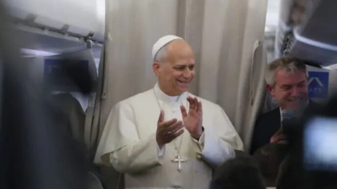 Il viaggio apostolico non è turismo né spettacolo mediatico, ma un mandato petrino: il Papa evangelizza, conferma nella fede e incontra i fedeli.