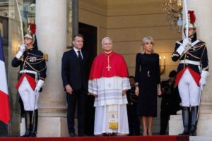 Papa Leone XIV in Francia chiede di fermare la corsa agli armamenti: all'Eliseo il no al riarmo nucleare, all'eutanasia e alla maternità surrogata.