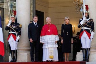 Papa Leone XIV in Francia chiede di fermare la corsa agli armamenti: all'Eliseo il no al riarmo nucleare, all'eutanasia e alla maternità surrogata.