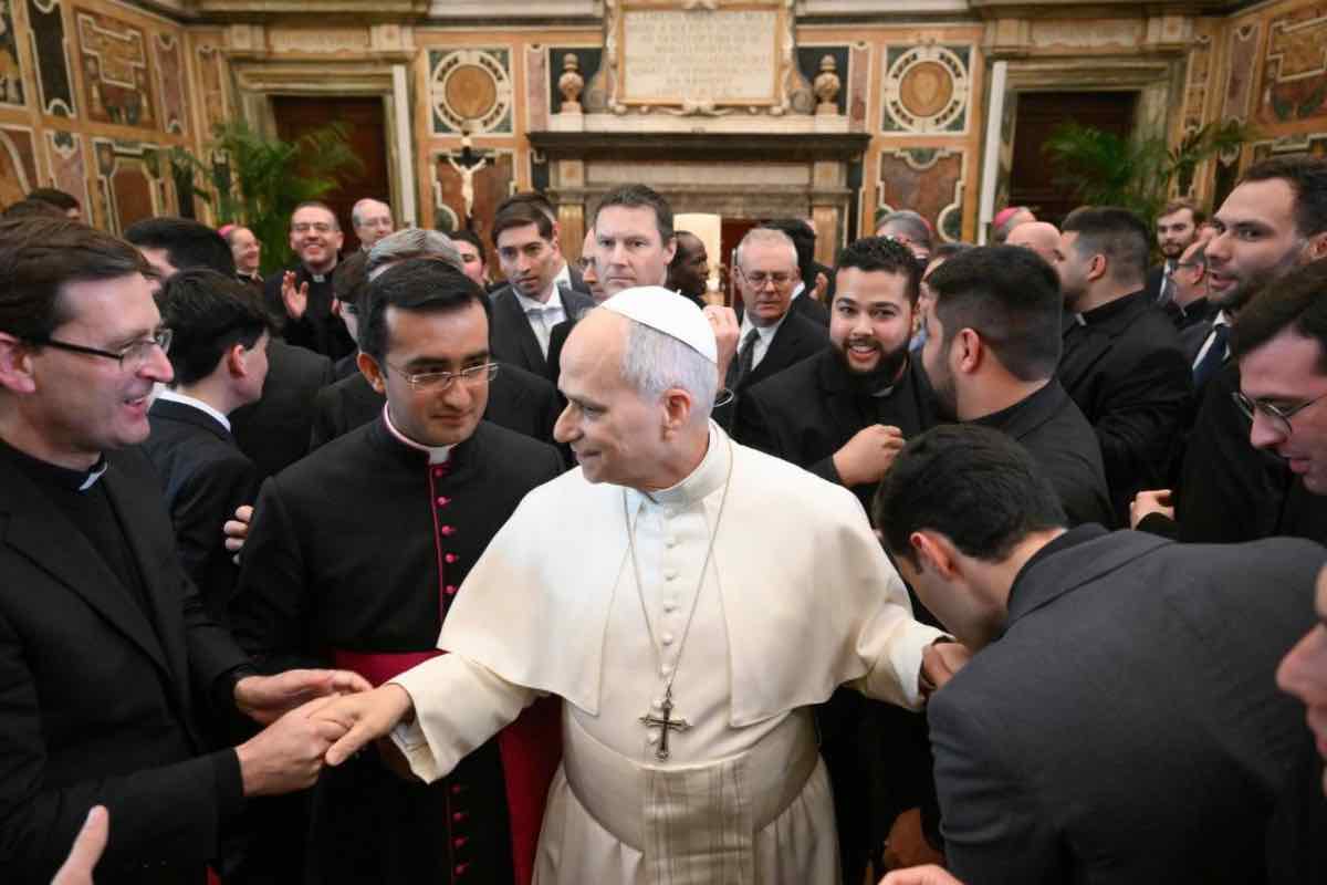 Il Papa ha voluto ringraziare anche le famiglie presenti all'udienza. Ha ricordato che una vocazione non nasce mai senza un contesto adeguato alle spalle