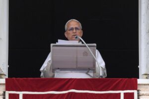 Il Papa commenta la parabola degli operai dell'ultima ora pagati come i primi e ricorda l'appello per le vittime di guerre e disastri climatici