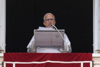 Il Papa commenta la parabola degli operai dell'ultima ora pagati come i primi e ricorda l'appello per le vittime di guerre e disastri climatici