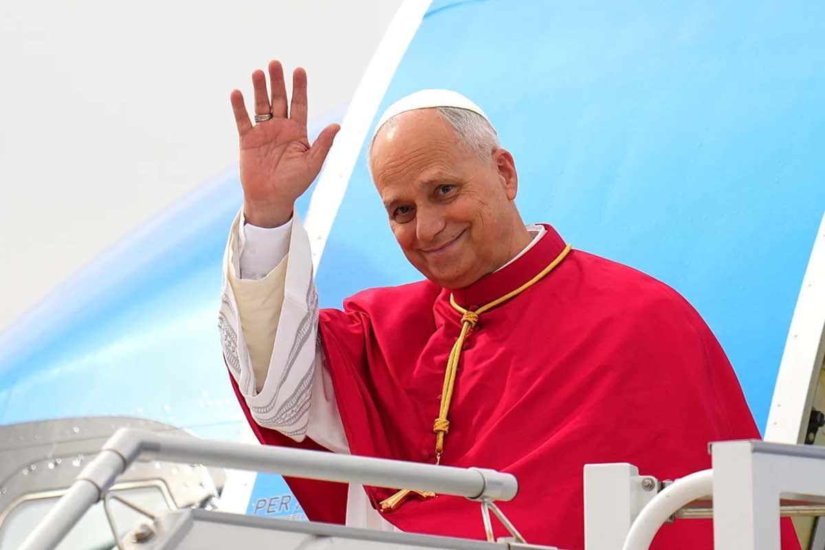 Il rintocco è fissato per le ore 10 e durerà sette minuti. L'orario non è casuale: coincide con il momento esatto in cui Leone XIV atterrerà all'aeroporto di Parigi-Orly, in arrivo da Roma.