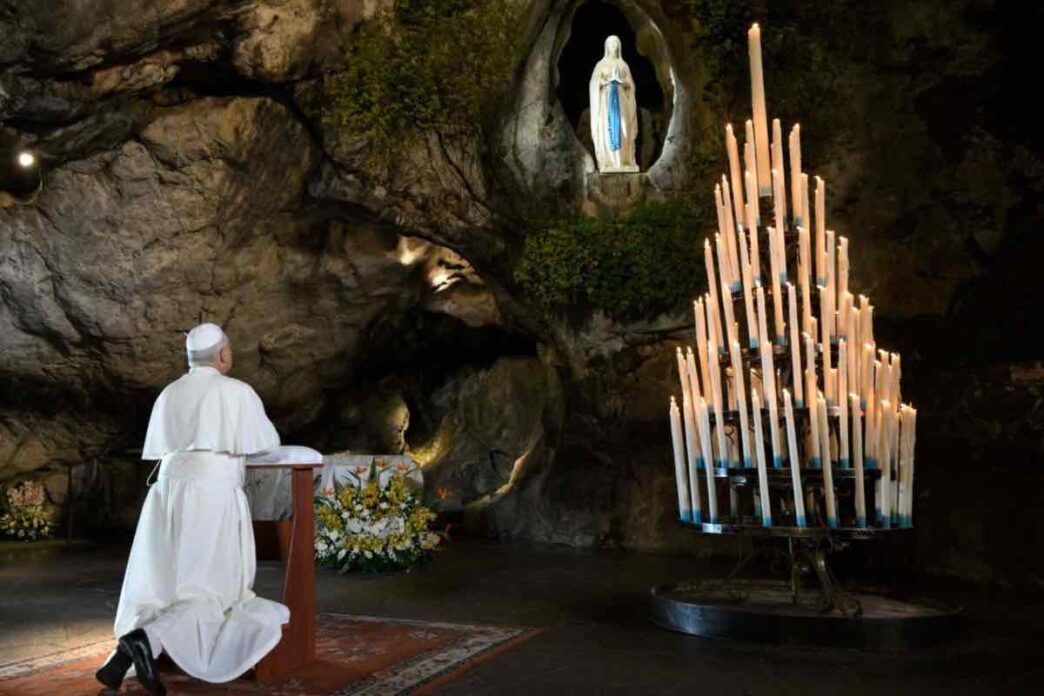 Papa Leone a Lourdes prega alla Grotta delle apparizioni, posa la rosa d'oro e chiede alla Vergine concordia per la Francia, aiuto ai poveri e pace nel mondo.