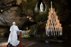 Papa Leone a Lourdes prega alla Grotta delle apparizioni, posa la rosa d'oro e chiede alla Vergine concordia per la Francia, aiuto ai poveri e pace nel mondo.