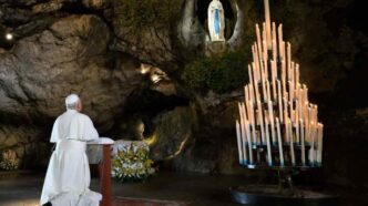 Papa Leone a Lourdes prega alla Grotta delle apparizioni, posa la rosa d'oro e chiede alla Vergine concordia per la Francia, aiuto ai poveri e pace nel mondo.
