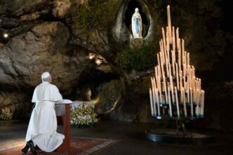 Papa Leone a Lourdes prega alla Grotta delle apparizioni, posa la rosa d'oro e chiede alla Vergine concordia per la Francia, aiuto ai poveri e pace nel mondo.