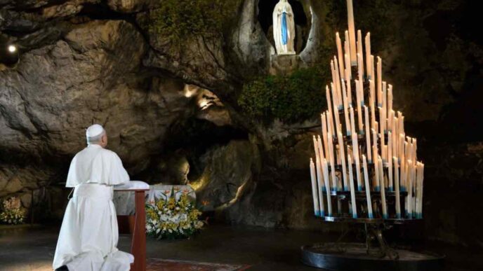 Papa Leone a Lourdes prega alla Grotta delle apparizioni, posa la rosa d'oro e chiede alla Vergine concordia per la Francia, aiuto ai poveri e pace nel mondo.