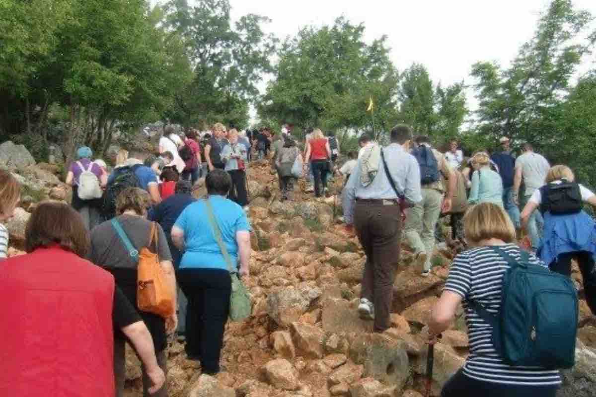 Il programma prevede inoltre la preghiera sul Podbrdo, la Collina delle apparizioni, e la preghiera al Križevac, il monte della Croce