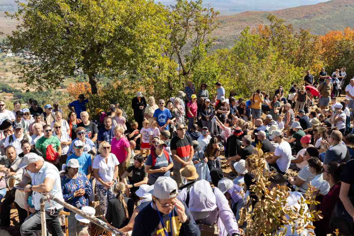Nell'introdurre la celebrazione, fra Ivan Landeka ha richiamato l'episodio in cui Dio si rivelò a Mosè sul monte Horeb, dicendogli di togliersi i sandali perché il luogo su cui stava era terra santa. "Molti di voi sono venuti qui persino scalzi", ha osservato, aggiungendo che tutti sono chiamati prima di tutto a "togliersi le scarpe dei propri peccati"