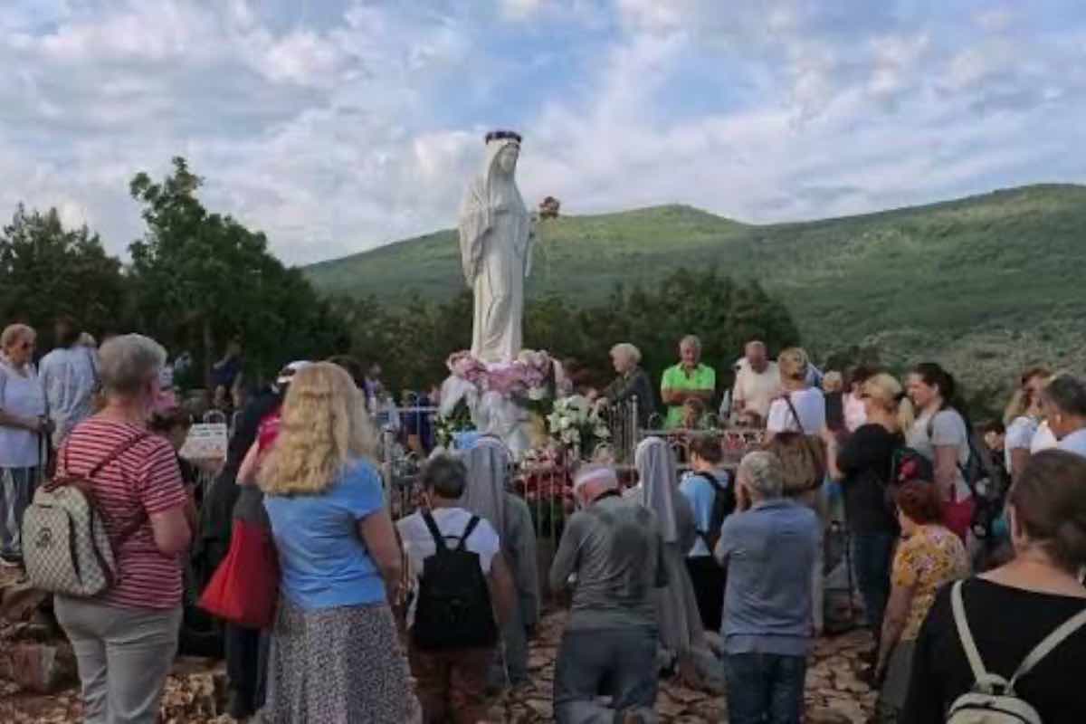 Inizialmente si era pensato di trasportare la statua con un elicottero delle forze militari internazionali ancora presenti nella zona, ma il piano non andò in porto. Gli abitanti decisero allora di costruire una portantina e di portare a spalla il peso