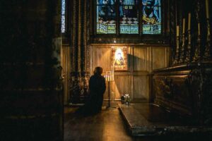 Vivere alla presenza di Dio ogni giorno non è un sentimento da cercare la domenica, ma una realtà che la Bibbia chiama coram Deo.