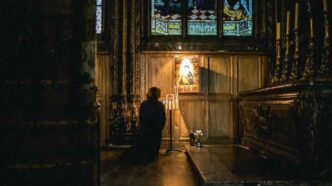 Vivere alla presenza di Dio ogni giorno non è un sentimento da cercare la domenica, ma una realtà che la Bibbia chiama coram Deo.