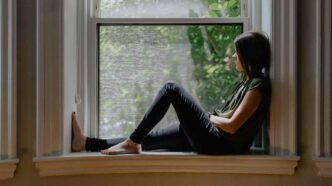 L'OMS collega la solitudine a oltre 871mila morti l'anno: una società che esalta l'autosufficienza rischia di dimenticare il bisogno umano di comunità.