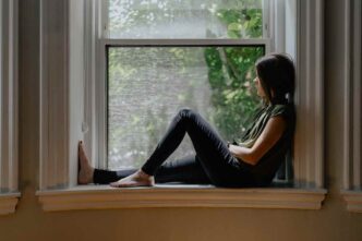 L'OMS collega la solitudine a oltre 871mila morti l'anno: una società che esalta l'autosufficienza rischia di dimenticare il bisogno umano di comunità.