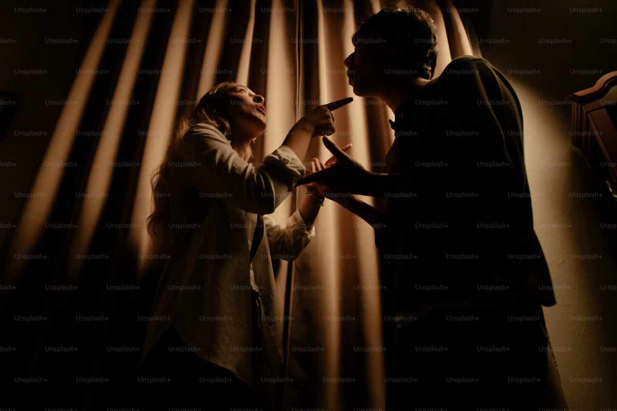 Le persone difficili, quando si infuriano o trattano male gli altri, danno spesso lo stesso segnale: è il momento di fare un passo indietro. Un confronto diretto può comunque aiutare, ma solo dopo aver lasciato passare la tensione del momento.