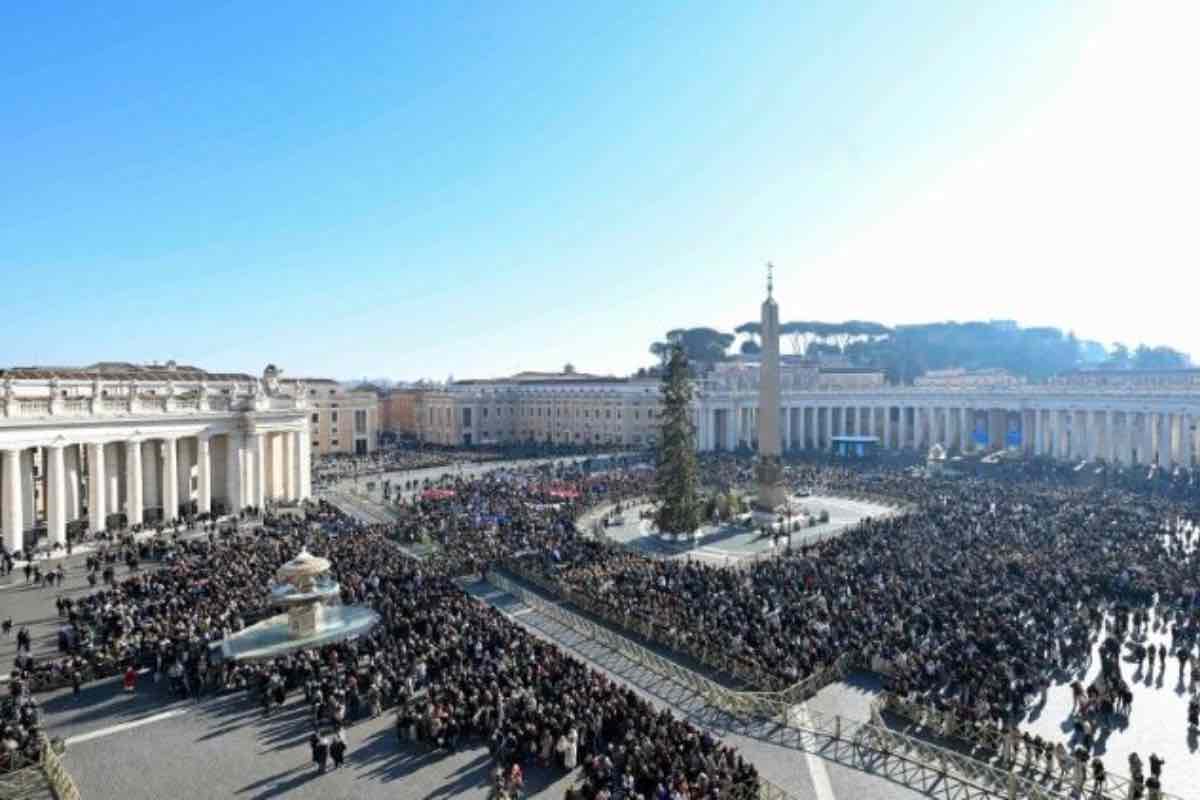 Nel corso dell'Angelus, Papa Leone si è detto preoccupato per la violenza e i fenomeni climatici estremi che stanno aggravando le già precarie condizioni di vita di intere popolazioni, in particolare di donne e bambini.
