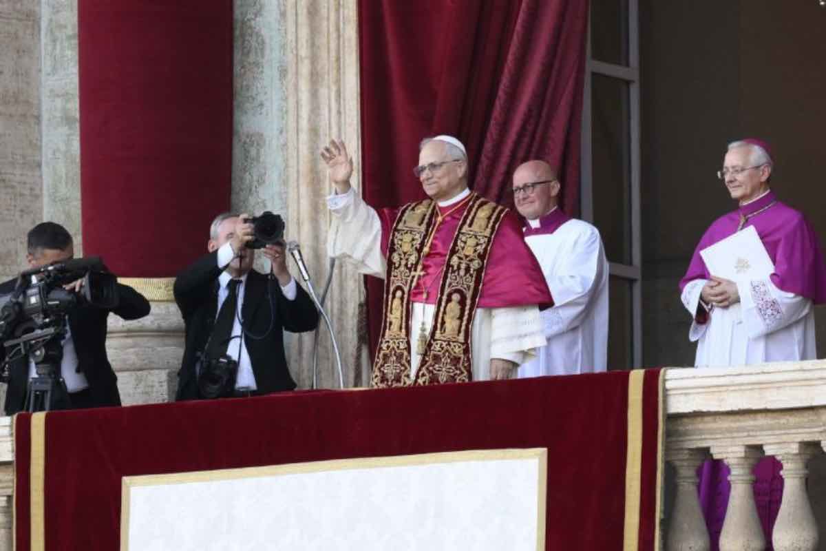 Fin dal suo primo discorso, il rapporto tra pubblico e privato si è manifestato in modo originale: "Con voi sono cristiano, e per voi sono vescovo", ha detto dal balcone della basilica di San Pietro, citando un sermone del suo maestro sant'Agostino