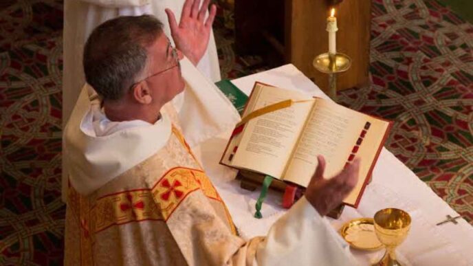 All'inizio della Messa il sacerdote dice "Il Signore sia con voi": perché rispondiamo "E con il tuo spirito" e non un più semplice "E con te"?