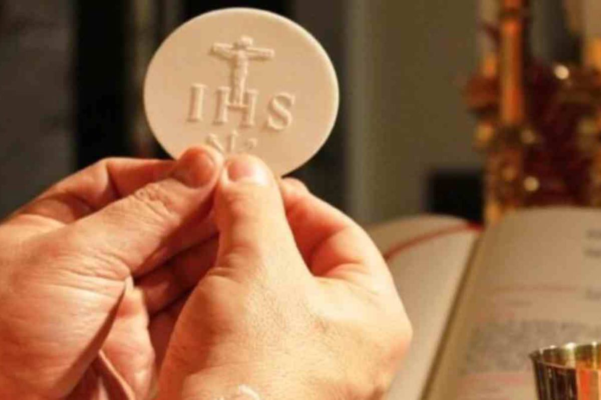 Nel corso dei secoli l'uso del campanello venne progressivamente regolato. Il Concilio di Trento e, in seguito, il Messale Romano del 1570, uniformarono molti elementi della liturgia, inclusa la pratica del suono dei campanelli durante l'Eucaristia
