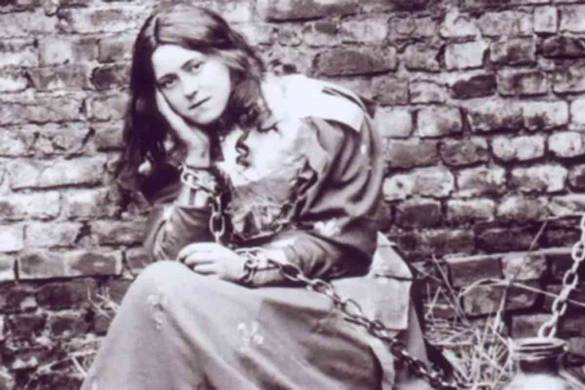 Tra le più note c'è quella del 1895 in cui Teresa appare vestita da Giovanna d'Arco. Non era un travestimento casuale: interpretava la santa in una breve opera teatrale che lei stessa aveva scritto per le consorelle