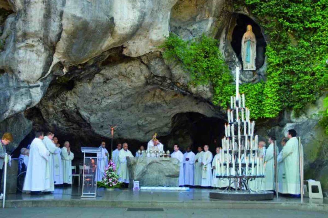 Il santuario di Lourdes conferma 150.000 fedeli per la visita di Papa Leone XIV il 26 e 27 settembre, nel 150° anniversario delle apparizioni mariane.