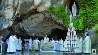 Il santuario di Lourdes conferma 150.000 fedeli per la visita di Papa Leone XIV il 26 e 27 settembre, nel 150° anniversario delle apparizioni mariane.