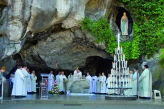 Il santuario di Lourdes conferma 150.000 fedeli per la visita di Papa Leone XIV il 26 e 27 settembre, nel 150° anniversario delle apparizioni mariane.