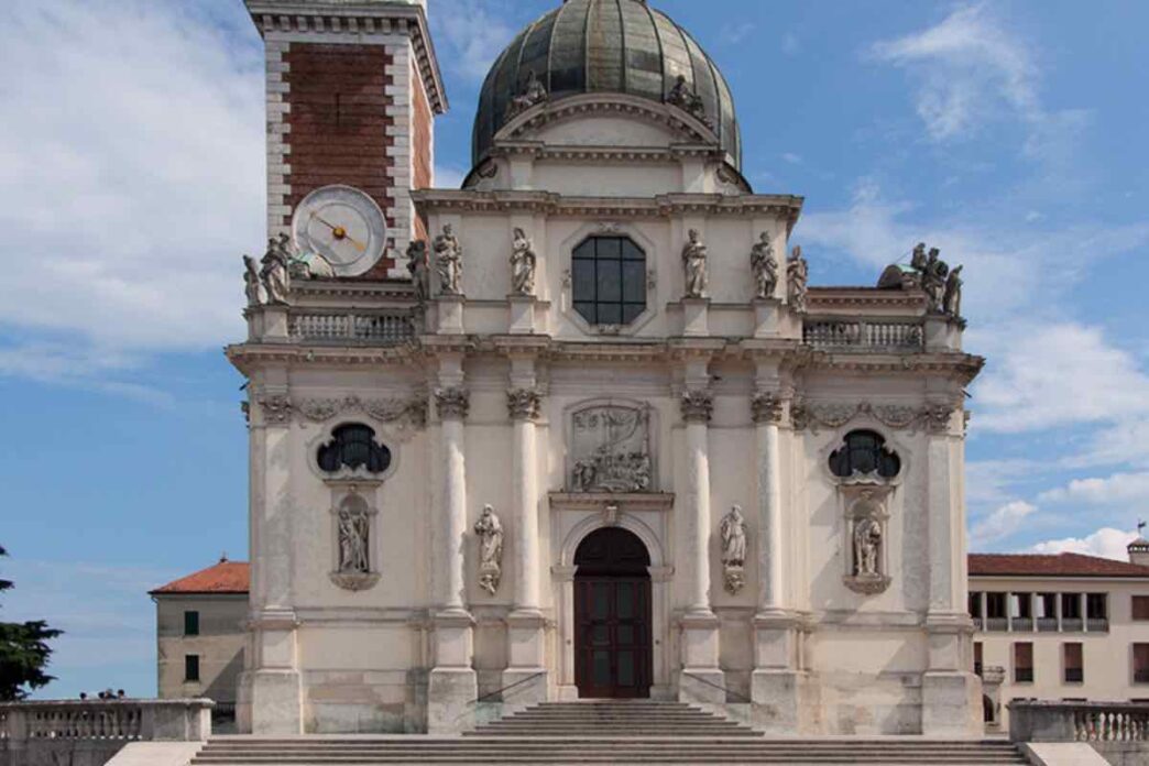 Il santuario di Monte Berico a Vicenza nacque dalle apparizioni della Madonna a Vincenza Pasini nel 1426 e nel 1428, durante la peste.
