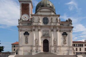 Il santuario di Monte Berico a Vicenza nacque dalle apparizioni della Madonna a Vincenza Pasini nel 1426 e nel 1428, durante la peste.