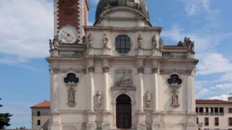 Il santuario di Monte Berico a Vicenza nacque dalle apparizioni della Madonna a Vincenza Pasini nel 1426 e nel 1428, durante la peste.