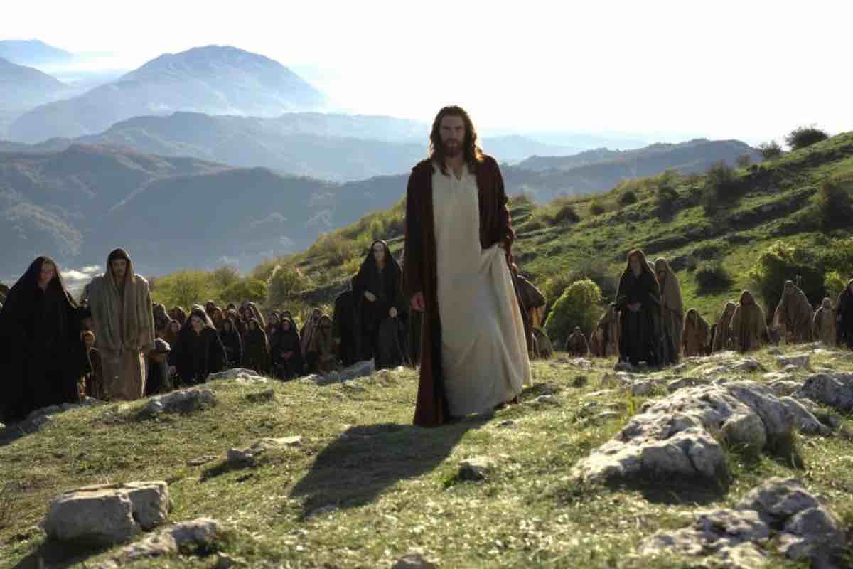 Alla domanda sul perché scegliere di narrare la Resurrezione, quando molti considerano la Passione come il momento culminante del Vangelo, Gibson ha risposto con un'argomentazione teologica precisa. «Non è il momento culminante. È una tappa, un evento immenso, certo. Ma ciò che è davvero sorprendente è che qualcuno risorge con la propria forza dopo una morte pubblica e si mostra di nuovo pubblicamente»