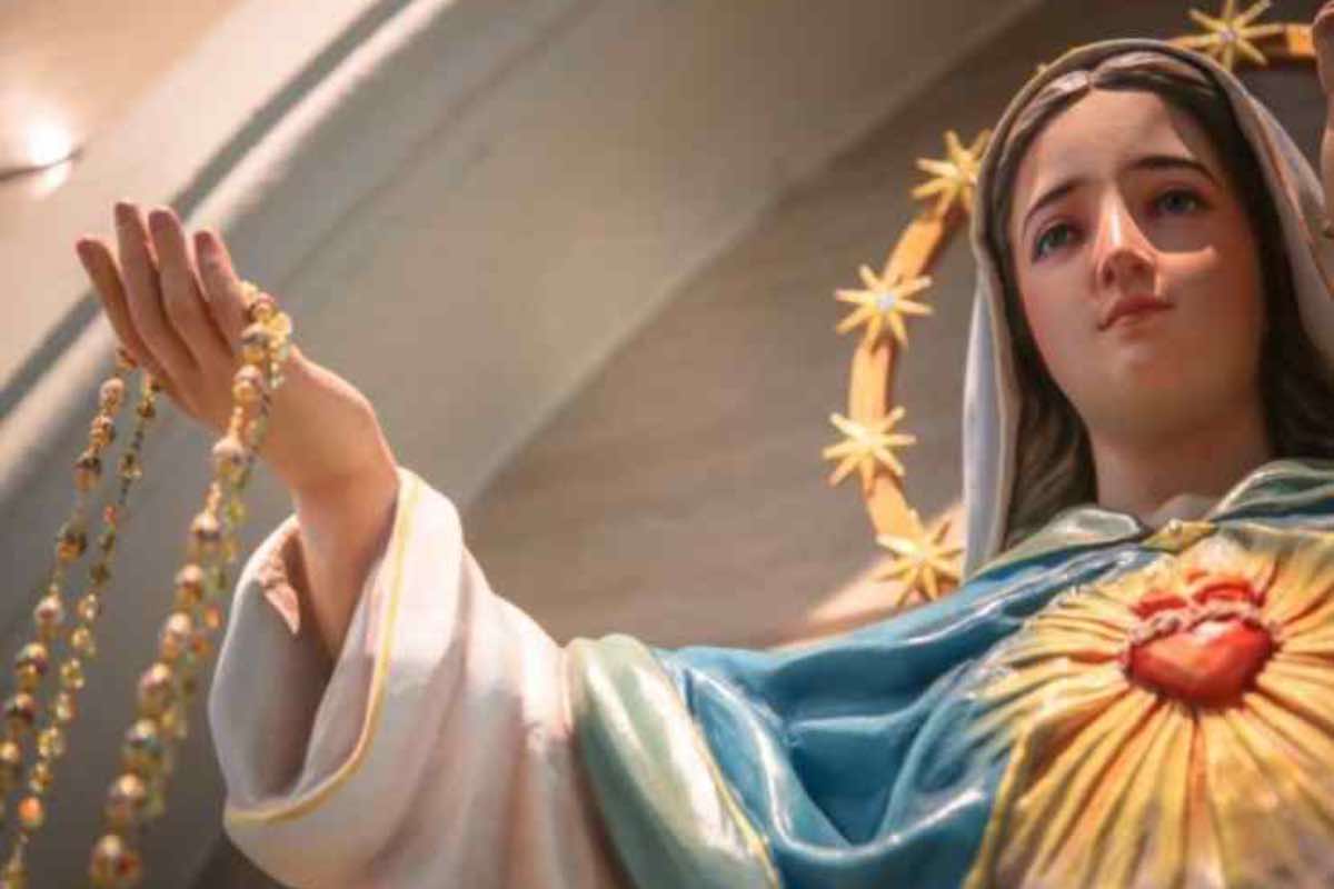 Mons. Maasburg spiega il motivo del numero scelto dalla santa: Madre Teresa dava per scontato l'aiuto del Cielo al punto da aggiungere sempre un decimo Memorare, come ringraziamento anticipato per la grazia che sapeva già di ricevere