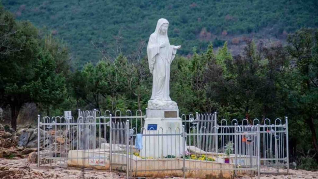A Medjugorje il 25° anniversario della statua della Madonna sulla Collina delle Apparizioni, tra rosario, sante Messe e memoria dei fedeli.