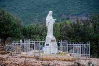 A Medjugorje il 25° anniversario della statua della Madonna sulla Collina delle Apparizioni, tra rosario, sante Messe e memoria dei fedeli.
