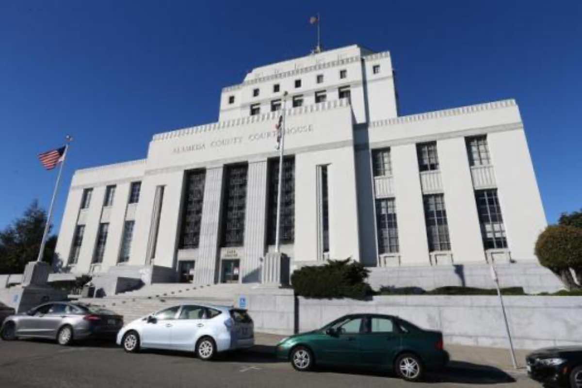 Alla fine di luglio 2026, quasi tre anni dopo quella pillola presa tra le lacrime, Elizabeth entra nella Superior Court della contea di Alameda e testimonia nel processo The People of the State of California v. Heartbeat International & RealOptions, una delle tre donne che raccontano in aula di aver fatto ricorso all'Abortion Pill Reversal.
