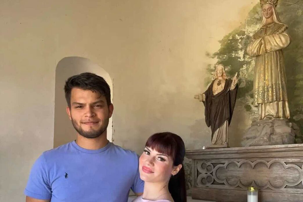 Tyron, 27 anni, e Dalila, 25, dedicano il tempo libero a restaurare gratuitamente le cappelle abbandonate del Belgio, tra fede e riscoperta comunitaria.