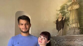 Tyron, 27 anni, e Dalila, 25, dedicano il tempo libero a restaurare gratuitamente le cappelle abbandonate del Belgio, tra fede e riscoperta comunitaria.