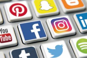 Con l'Eu Kids Act la Commissione europea vieta l'accesso ai social ai minori di 13 anni e regola gli account fino ai 15 anni.