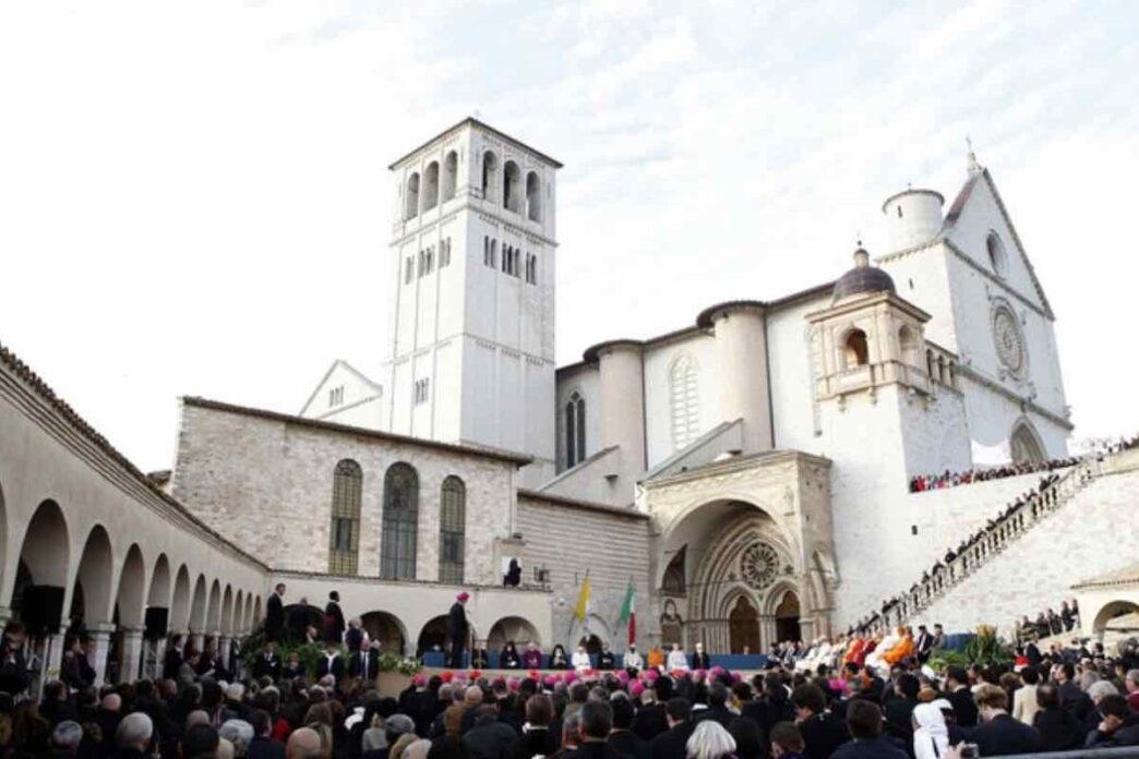 Oggi la festa di San Francesco torna festa nazionale: ad Assisi Messa di Zuppi, olio dell'Umbria e Mattarella per gli 800 anni dalla morte.
