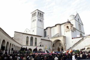 Oggi la festa di San Francesco torna festa nazionale: ad Assisi Messa di Zuppi, olio dell'Umbria e Mattarella per gli 800 anni dalla morte.