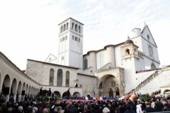 Oggi la festa di San Francesco torna festa nazionale: ad Assisi Messa di Zuppi, olio dell'Umbria e Mattarella per gli 800 anni dalla morte.
