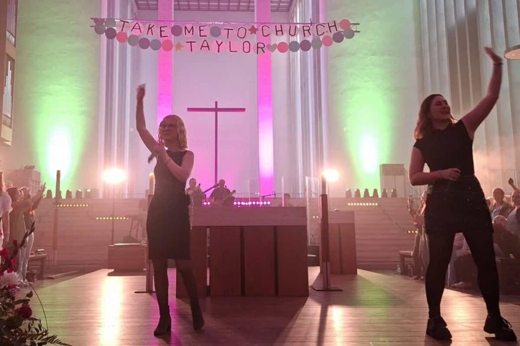 Taylor Swift in chiesa a Dülmen: il 20 settembre la Santa Croce, diocesi di Münster, ha ospitato canti, balli e luci pop vicino all'altare.