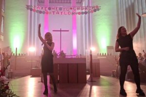 Taylor Swift in chiesa a Dülmen: il 20 settembre la Santa Croce, diocesi di Münster, ha ospitato canti, balli e luci pop vicino all'altare.