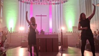 Taylor Swift in chiesa a Dülmen: il 20 settembre la Santa Croce, diocesi di Münster, ha ospitato canti, balli e luci pop vicino all'altare.