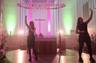 Taylor Swift in chiesa a Dülmen: il 20 settembre la Santa Croce, diocesi di Münster, ha ospitato canti, balli e luci pop vicino all'altare.